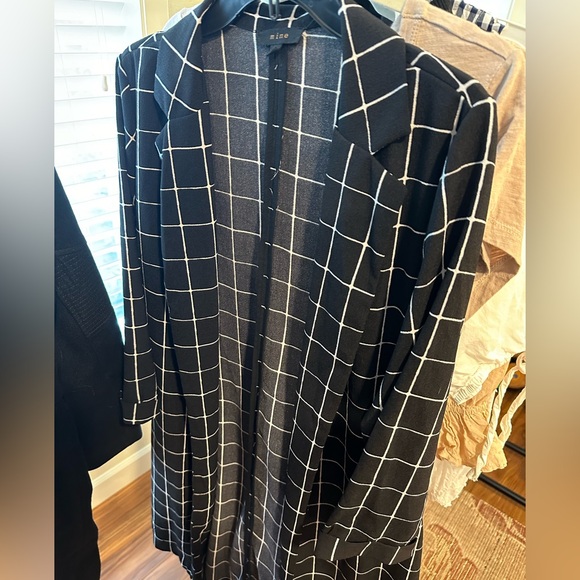 Sweaters and Tops - Picture 7 of 7